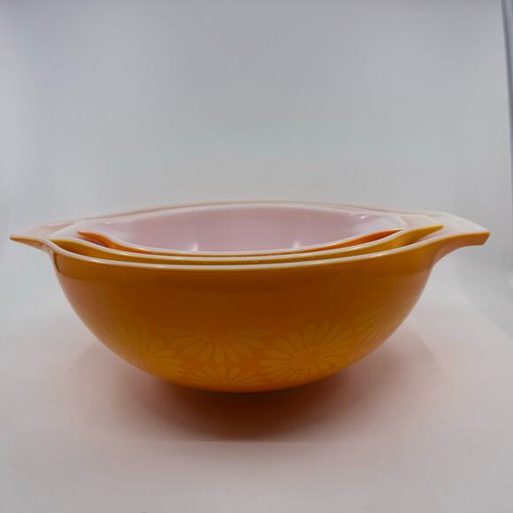 Vintage Pyrex Daisy Pattern Cinderella Mixing Bowls 3 Pcs Kitchenware Serveware - Picture 3 of 16